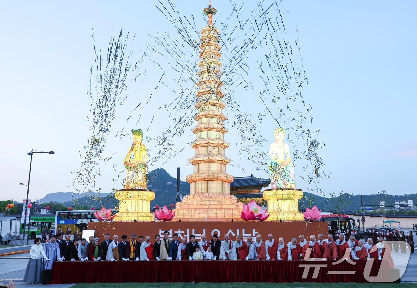 본문 이미지 - 조계종 총무원장 진우스님, 오세훈 서울시장, 정동영 통일부 장관을 비롯한 참석자들이 22일 오후 서울 종로구 광화문광장에서 열린 '평화와 화합의 보현사 탑등' 봉축점등식에서 점등을 하고 있다. 2026.4.22 ⓒ 뉴스1 안은나 기자
