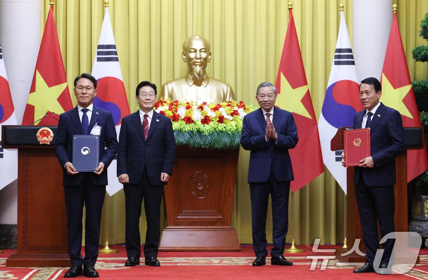 본문 이미지 - 이재명 대통령과 또 럼 베트남 당서기장이 참석한 가운데 22일(현지시간) 하노이 주석궁에서 황인권 대통령경호처장과 르엉 땀 꽝 공안부 장관이 경호안전 분야 협력에 관한 양해각서 협약식을 하고 있다. 2026.4.22 ⓒ 뉴스1 이재명 기자