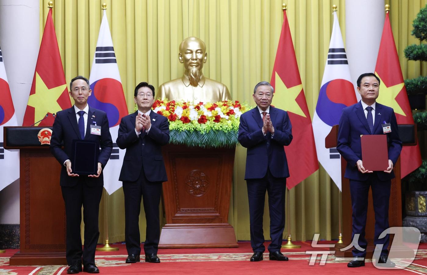 본문 이미지 - 이재명 대통령과 또 럼 베트남 당서기장이 참석한 가운데 22일(현지시간) 하노이 주석궁에서 황기연 수출입은행 은행장과 레 응옥 썬 국가산업에너지공사 PVN 회장이 원전 프로젝트 금융 협력 가능성 검토에 관한 양해각서 협약식을 하고 있다. 2026.4.22 ⓒ 뉴스1 이재명 기자