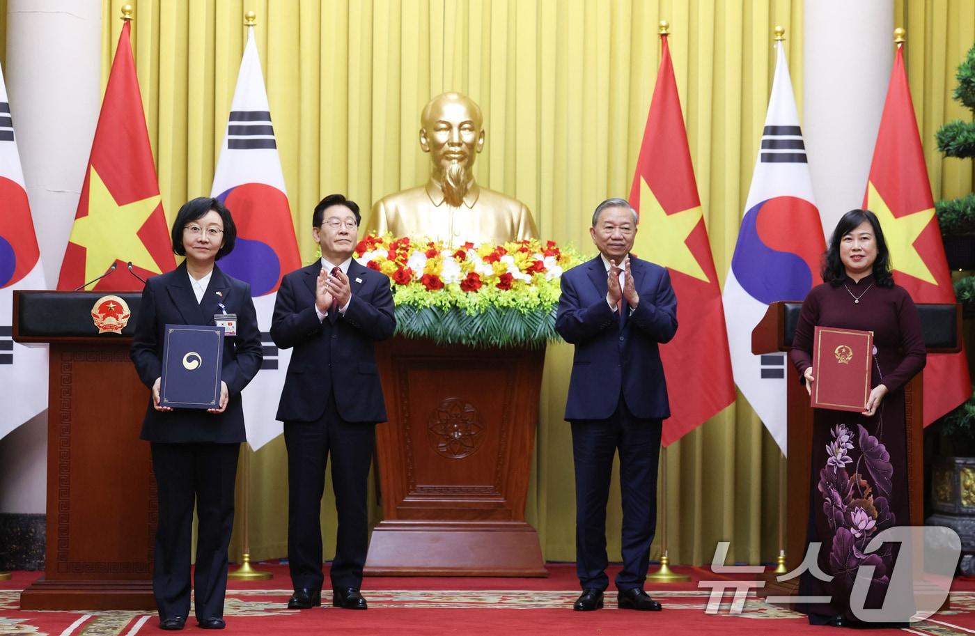본문 이미지 - 이재명 대통령과 또 럼 베트남 당서기장이 참석한 가운데 22일(현지시간) 하노이 주석궁에서 오유경 식품의약품안전처장과 다오 홍 란 보건부 장관이 식품, 의약품, 화장품, 의료기기 안전성 협력에 관한 양해각서 협약식을 하고 있다. 2026.4.22 ⓒ 뉴스1 이재명 기자