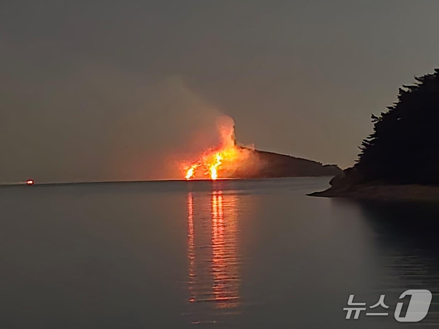 본문 이미지 -  서산 대산읍 웅도리 조도 산불 현장. (태안해경 제공, 재판매 및 DB금지) / 뉴스1