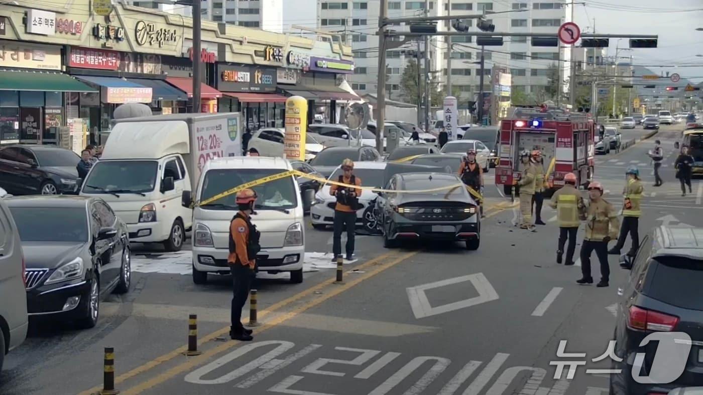 본문 이미지 - 22일 오후 5시 8분께 전북 전주시 완산구 삼천동의 한 왕복 4차로 도로에서 차량 5대가 부딪치는 사고가 발생했다.(전북소방본부 제공. 재판매 및 DB금지)