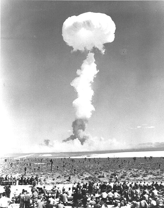 본문 이미지 - 찰리 테스트 (출처: Photo courtesy of National Nuclear Security Administration / Nevada Site Office, Public domain, via Wikimedia Commons)