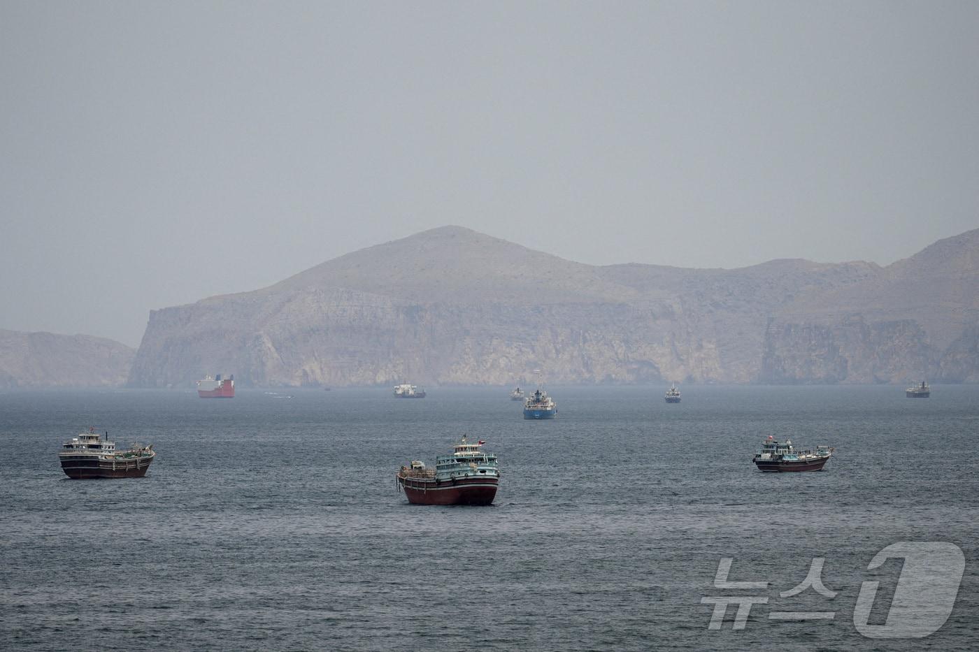 본문 이미지 - 오만 무산담 지역 호르무즈 해협의 선박들.2026.04.22. ⓒ 로이터=뉴스1