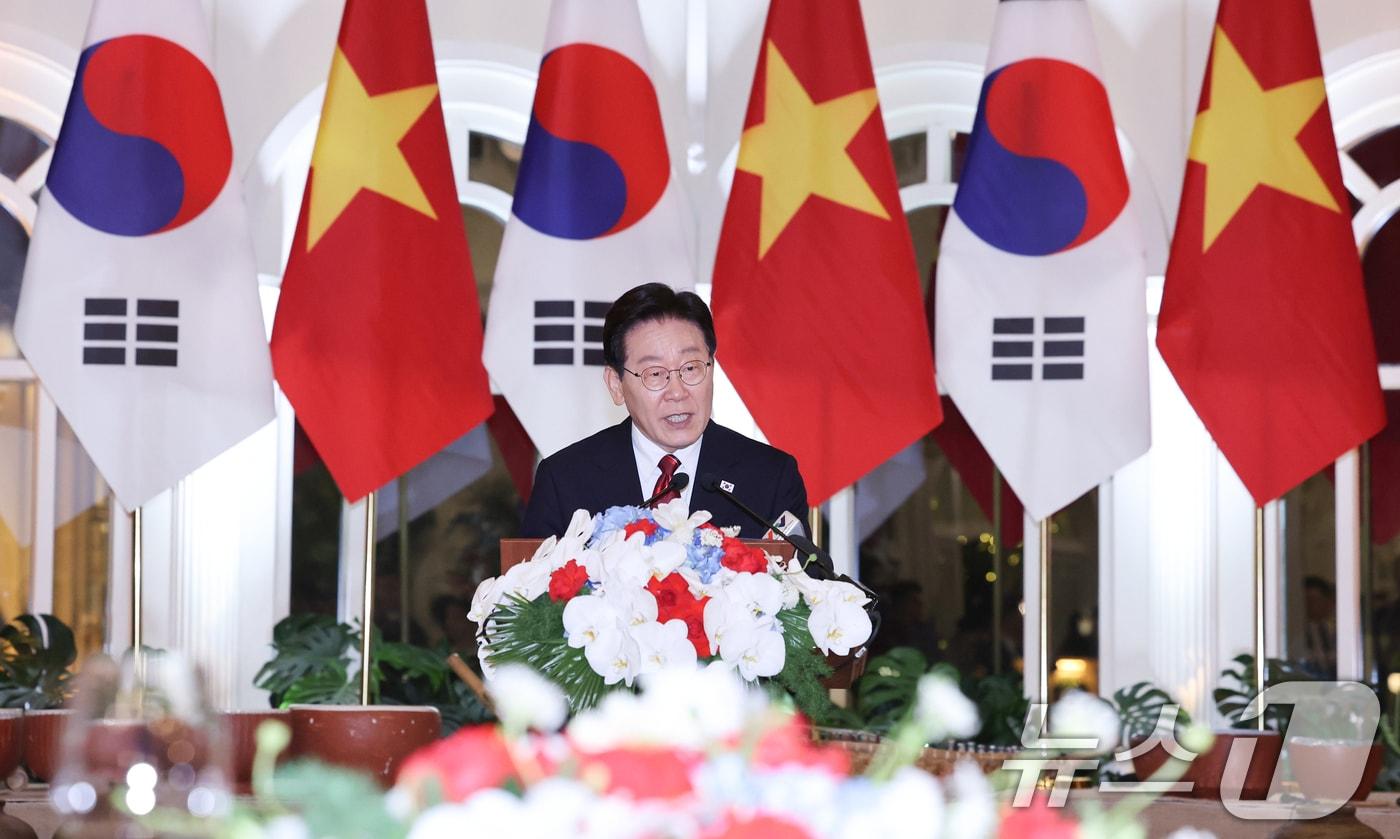 본문 이미지 - 이재명 대통령이 22일(현지시간) 하노이 영빈관에서 열린 또 럼 베트남 당 서기장 겸 국가주석 주최 국빈만찬에서 건배사를 하고 있다. 2026.4.23 ⓒ 뉴스1 이재명 기자