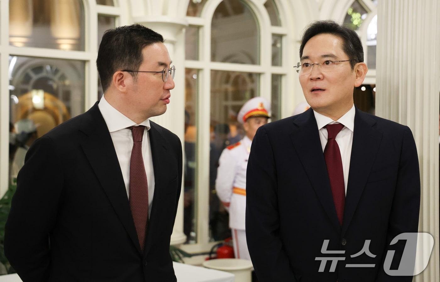 본문 이미지 - 이재용 삼성전자 회장과 구광모 LG그룹 회장이 22일(현지시간) 하노이 영빈관에서 열린 또 럼 베트남 당 서기장 겸 국가주석 주최 국빈만찬에서 대화하고 있다. 2026.4.23 ⓒ 뉴스1 이재명 기자