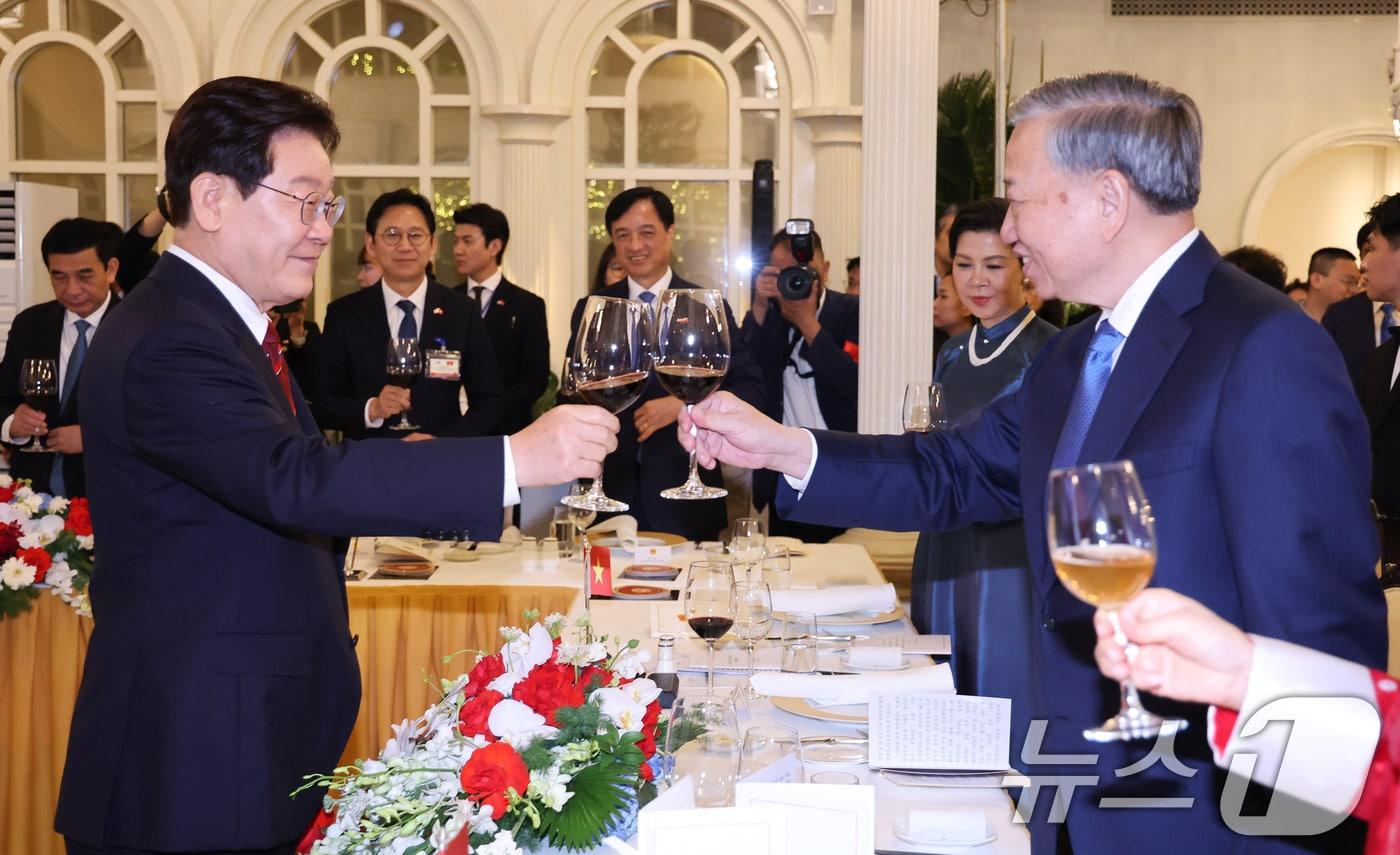 본문 이미지 - 이재명 대통령과 또 럼 베트남 당 서기장 겸 국가주석이 22일(현지시간) 하노이 영빈관에서 열린 국빈만찬에서 건배하고 있다. 2026.4.23 ⓒ 뉴스1 이재명 기자