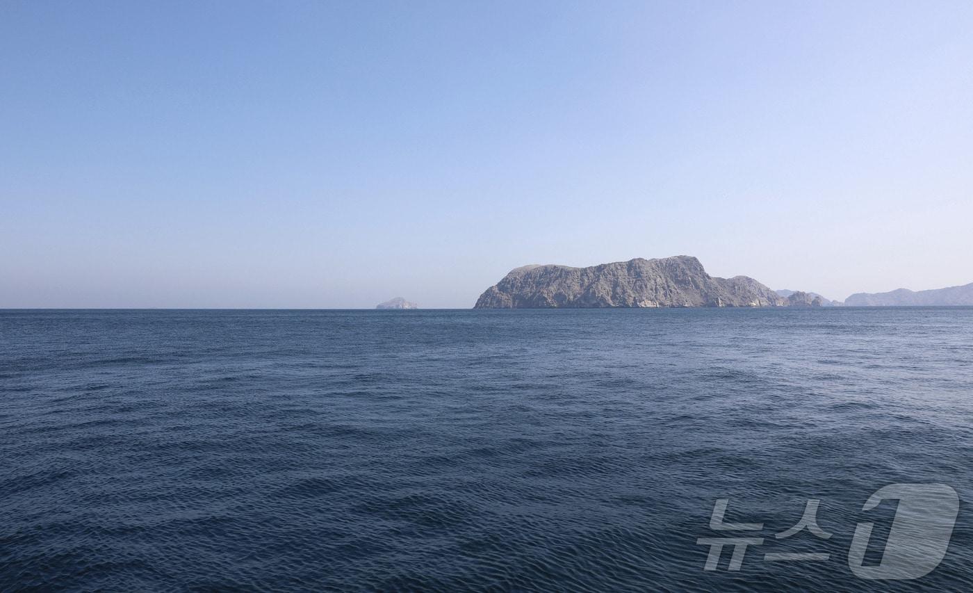 본문 이미지 - 작년 2월 19일 호르무즈 해협을 촬영한 사진. 2026.04.17. ⓒ 신화=뉴스1