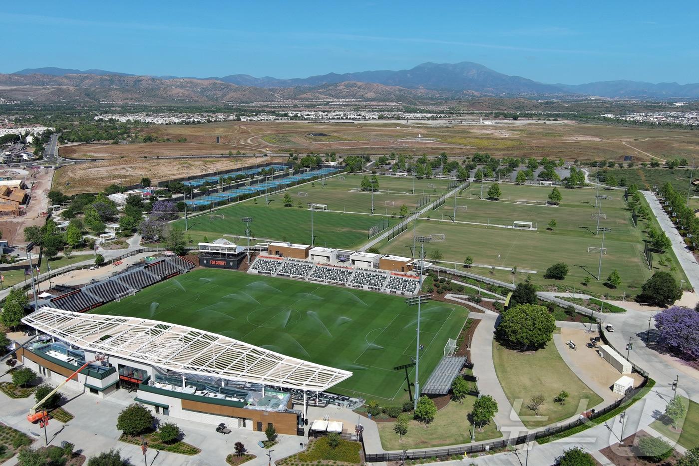 본문 이미지 - 미국 캘리포니아주 어바인 소재 그레이트 파크 스포츠 콤플렉스 내 챔피언십 축구 경기장에 위치한 2026 FIFA 월드컵 미국 대표팀 베이스캠프 전경. 2026.04.21. ⓒ 로이터=뉴스1