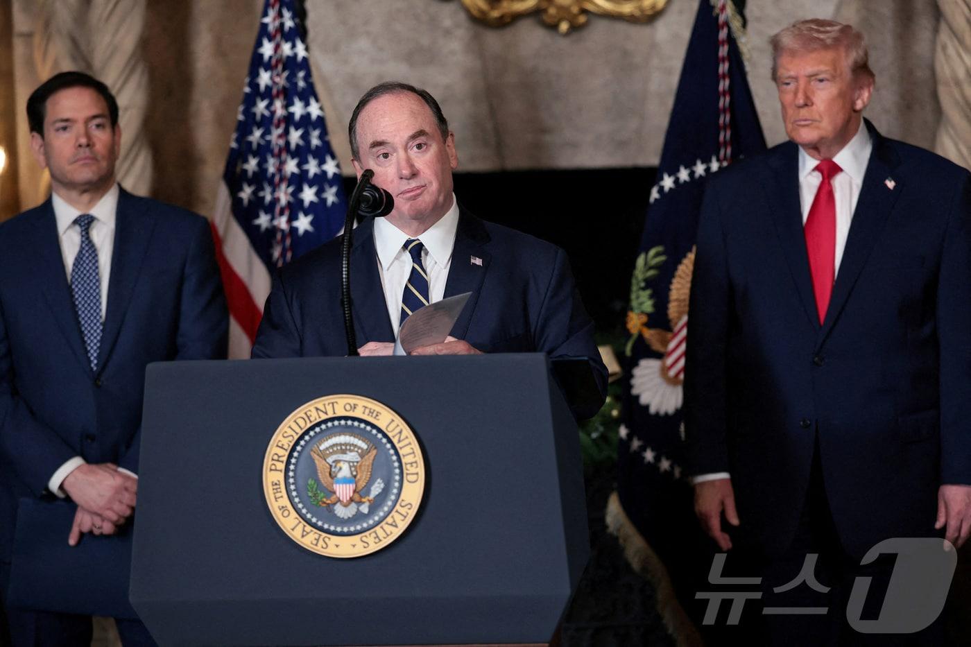 본문 이미지 - 존 펠런 미국 해군 장관(가운데)와 도널드 트럼프 대통령(오른쪽) 2026.04.23. ⓒ 로이터=뉴스1