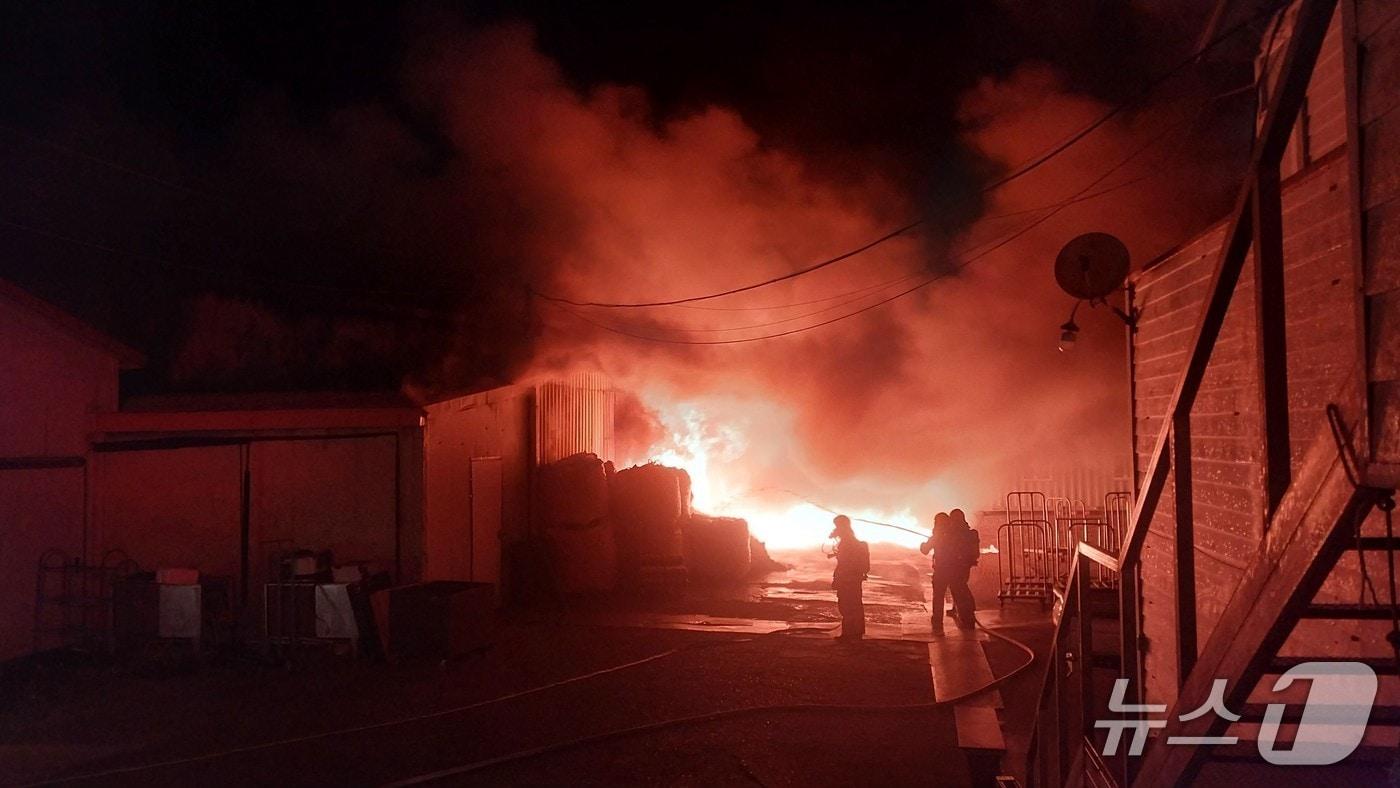 본문 이미지 - 버섯재배농장 화재 현장.(경남소방본부 제공. 재판매 및 DB금지)