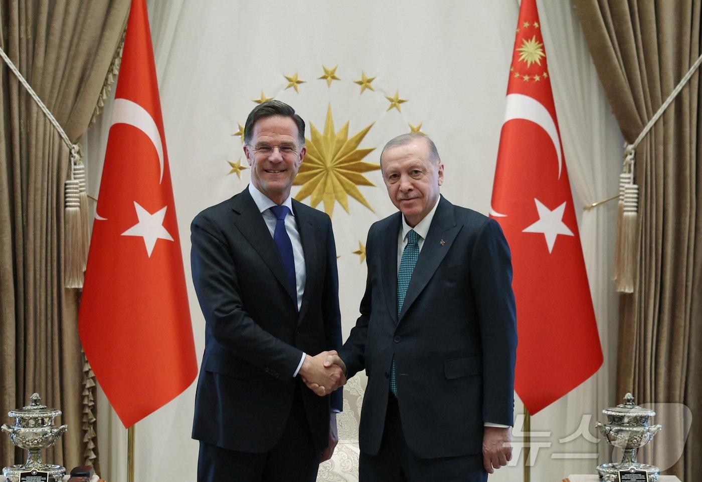 본문 이미지 - 22일(현지시간) 레제프 타이이프 에르도안 튀르키예 대통령이 앙카라 대통령실에서 마르크 뤼터 북대서양조약기구(NATO·나토) 사무총장과 악수하고 있다. 2026.04.22 ⓒ 로이터=뉴스1