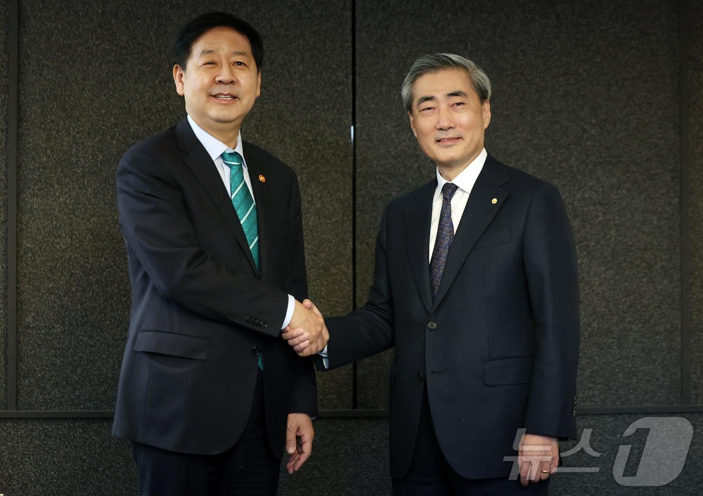 본문 이미지 - 구윤철 경제부총리 겸 재정경제부 장관과 신현송 한국은행 총재(오른쪽)가 23일 오전 서울 중구 은행회관에서 열린 조찬회동에 앞서 기념 촬영을 하고 있다. 2026.4.23 ⓒ 뉴스1 김진환 기자