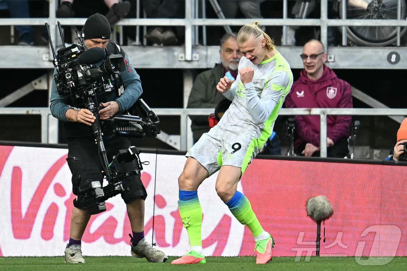 본문 이미지 - 맨시티 공격수 엘링 홀란드가 번리와 원정 경기에서 득점 후 세리머니를 하고 있다.  ⓒ AFP=뉴스1