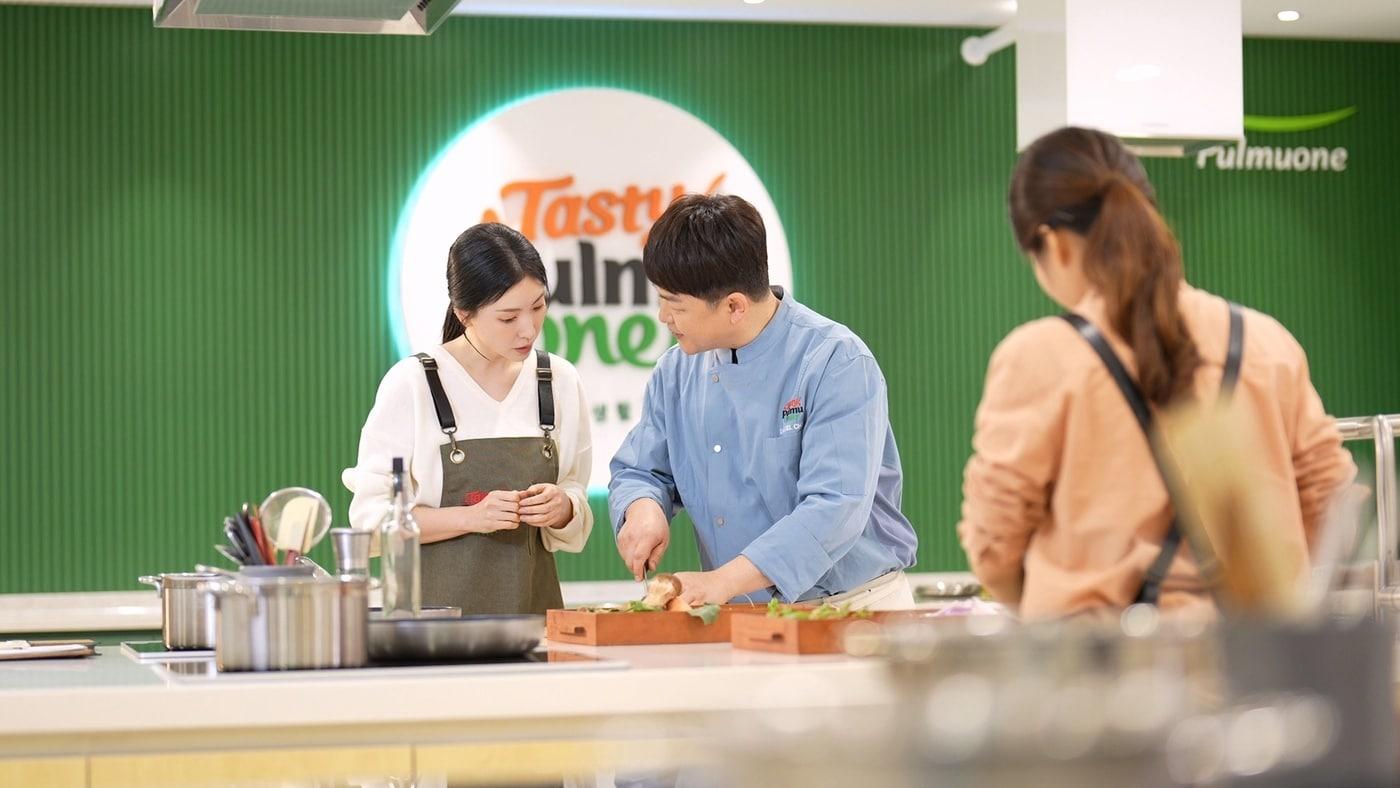 본문 이미지 - 지속가능식생활 조리 교육 수강생이 '테이스티풀무원'에서 지속가능식단 조리 방법을 배우고 있다. (풀무원 제공)