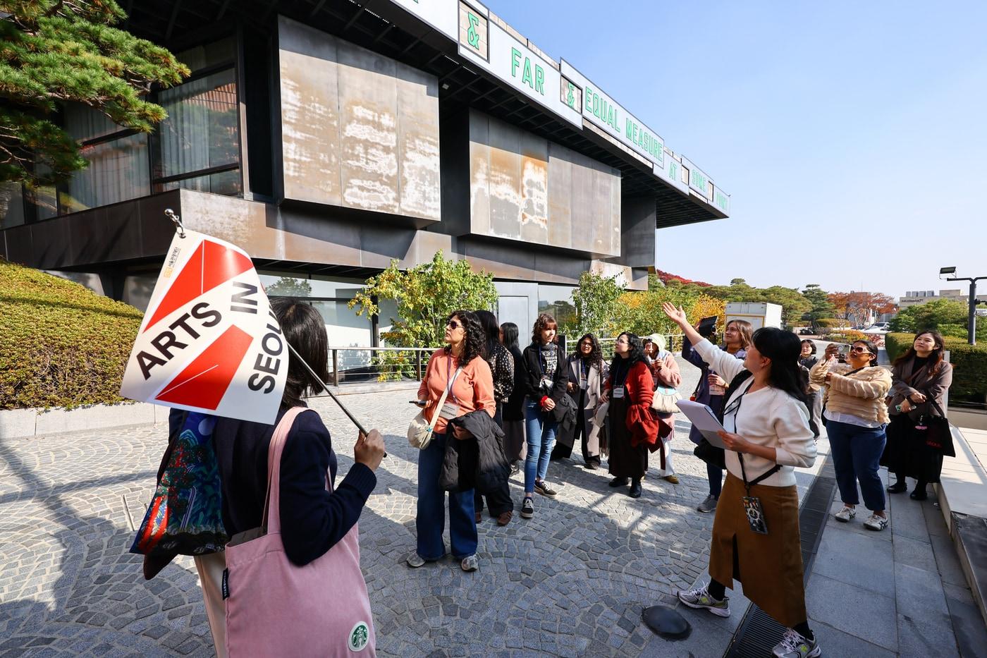 본문 이미지 - 2025년 서울 예술관광 시범코스에 참여한 외국인 관광객들이 리움미술관 건축투어에 참여하고 있다.(서울관광재단 제공)
