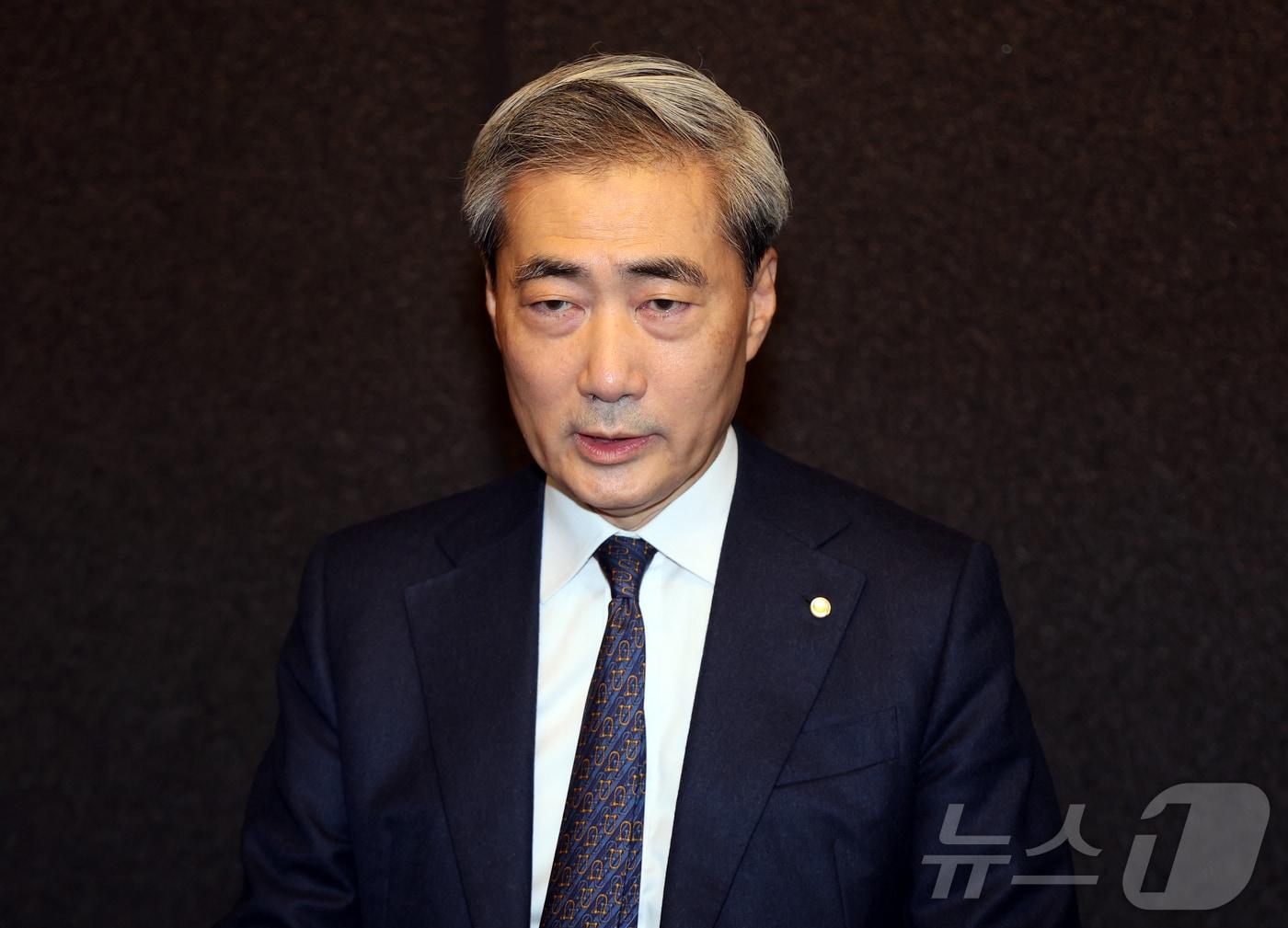 본문 이미지 - 신현송 한국은행 총재가 23일 오전 서울 중구 은행회관에서 열린 구윤철 경제부총리 겸 재정경제부 장관과의 조찬회동에 앞서 모두발언을 하고 있다. 2026.4.23 ⓒ 뉴스1 김진환 기자