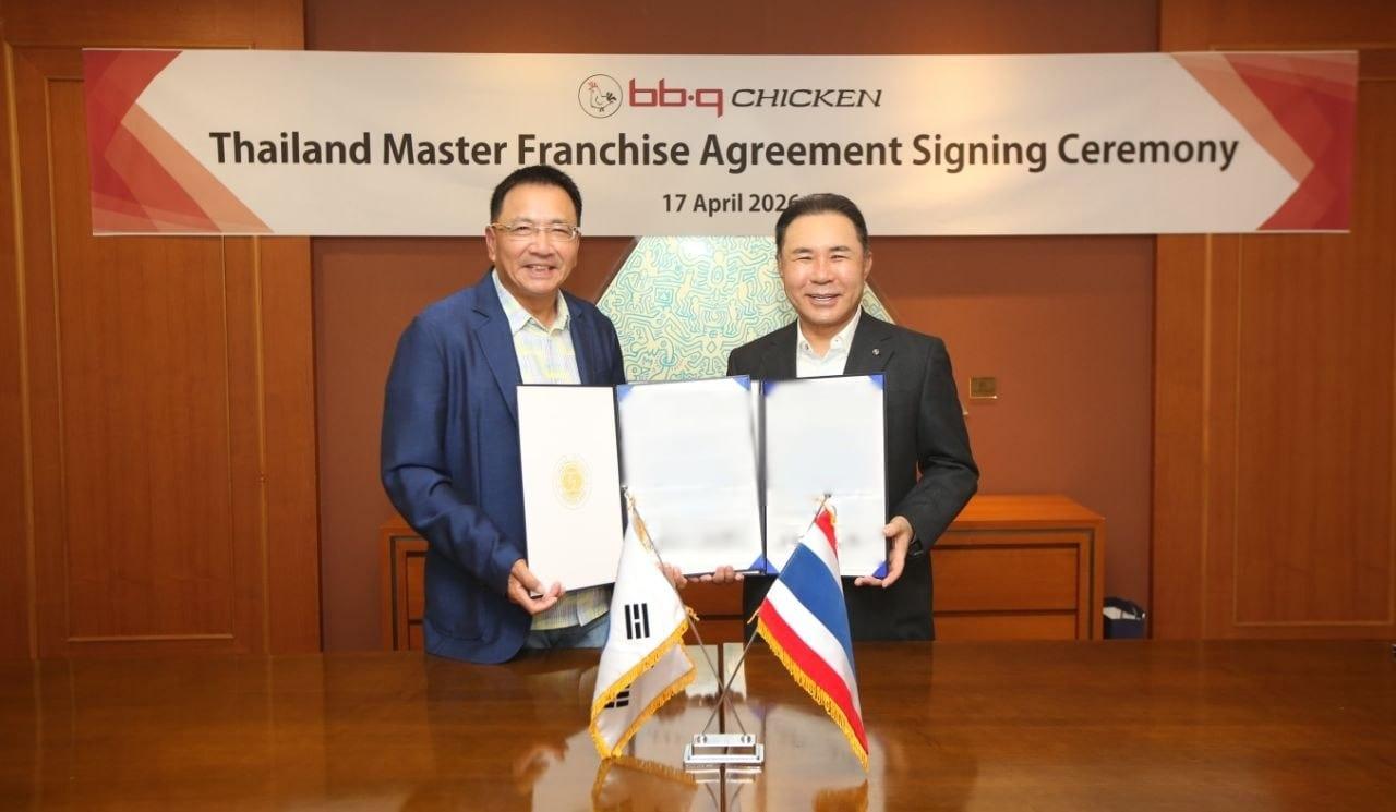 본문 이미지 - BBQ가 태국 현지 기업과 마스터프랜차이즈(MF) 계약을 체결하고 동남아권 시장 확대에 본격적으로 나선다. 사진은 현지 파트너사 대표와 (오른쪽)윤홍근 제너시스BBQ 그룹 회장이 기념 촬영을 하는 모습.(BBQ 제공)