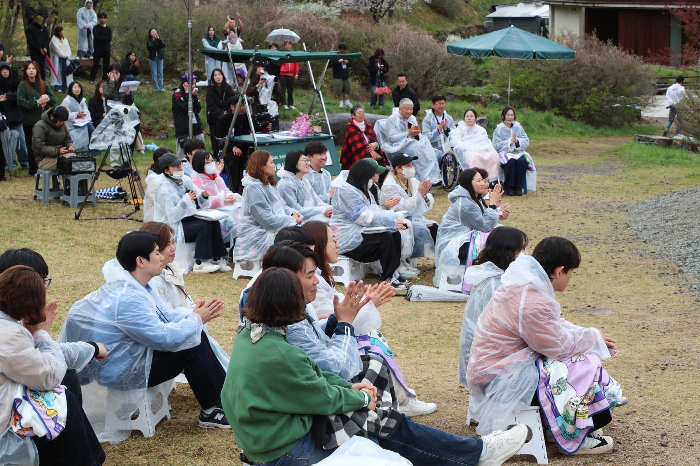 본문 이미지 - 열린관광지 황매산군립공원에서 나눔여행단이 비긴어게인을 관람하고 있다.(한국관광공사 제공)