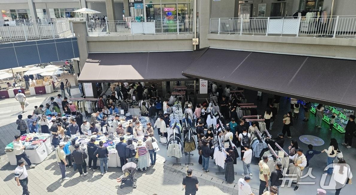 본문 이미지 - 대구 롯데아울렛은 오는 24일부터 5월5일까지 '슈퍼 해피 페스타'를 진행한다. 사진은 롯데아울렛 이시아폴리스점 1층 광장 행사장 모습.(롯데백화점 제공, 재판매 및 DB 금지)