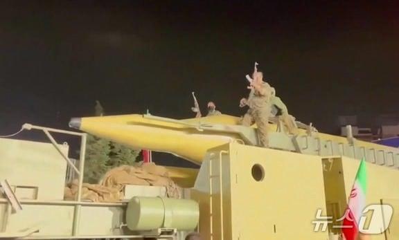 본문 이미지 - 이란 혁명수비대를 중심으로 21일 테헤란 중심부에서 시위가 열렸다 (이란 국영 TV)