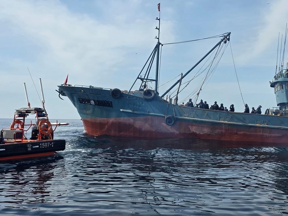 본문 이미지 - 태안 서격렬비도서 불법조업 도중 나포된 중국어선.(태안해경 제공. 재판매 및 DB금지)/뉴스1