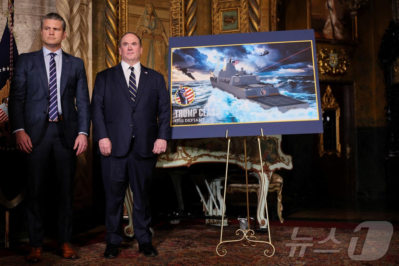 본문 이미지 - 존 펠런 미 해군 장관(오른쪽)과 피트 헤그세스 미 국방장관이 2025년 12월 22일(현지시간) 플로리다주 팜비치 마러라고 리조트에서 진행된 도널드 트럼프 미국 대통령의 해군 '황금 함대' 발표 자리에 참석한 모습. 션 파넬 국방부 대변인은 22일 X(구 트위터)에 "펠런 장관이 즉시(effective immediately) 직을 떠난다＂며 ＂헝 까오 차관이 장관 직무대행을 맡게 된다＂고 발표했다. 2025.12.22. ⓒ 로이터=뉴스1