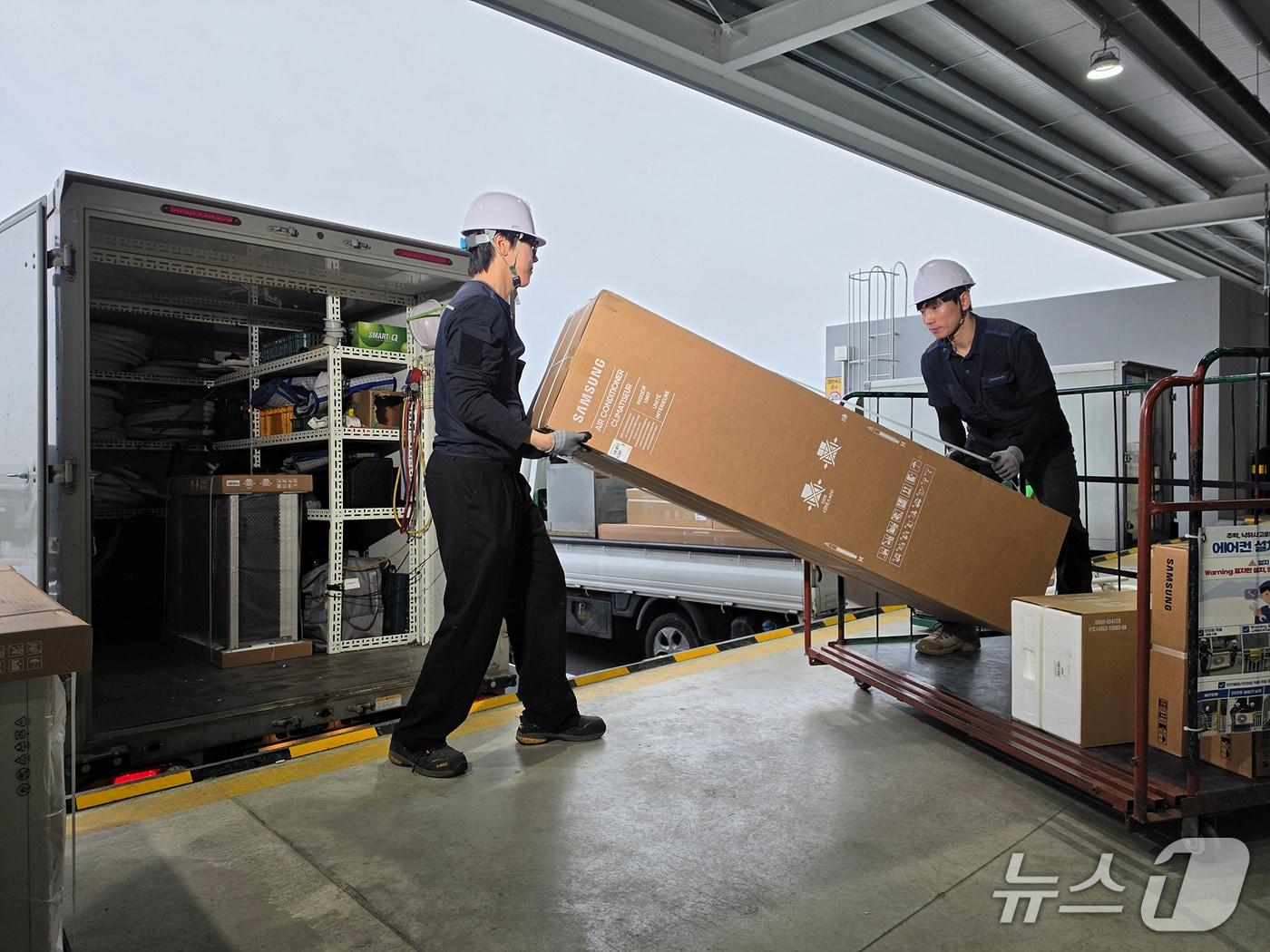 본문 이미지 -  삼성전자 에어컨 설치 전담팀이 에어컨 설치 서비스를 제공하고 있다. (사진제공 = 삼성전자)