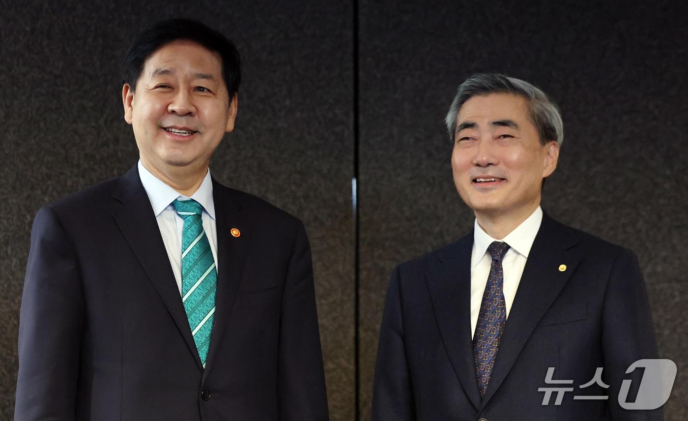 본문 이미지 - 구윤철 경제부총리 겸 재정경제부 장관과 신현송 한국은행 총재(오른쪽)가 23일 오전 서울 중구 은행회관에서 열린 조찬회동에 앞서 취재진 질문에 답변하고 있다. 2026.4.23/뉴스1