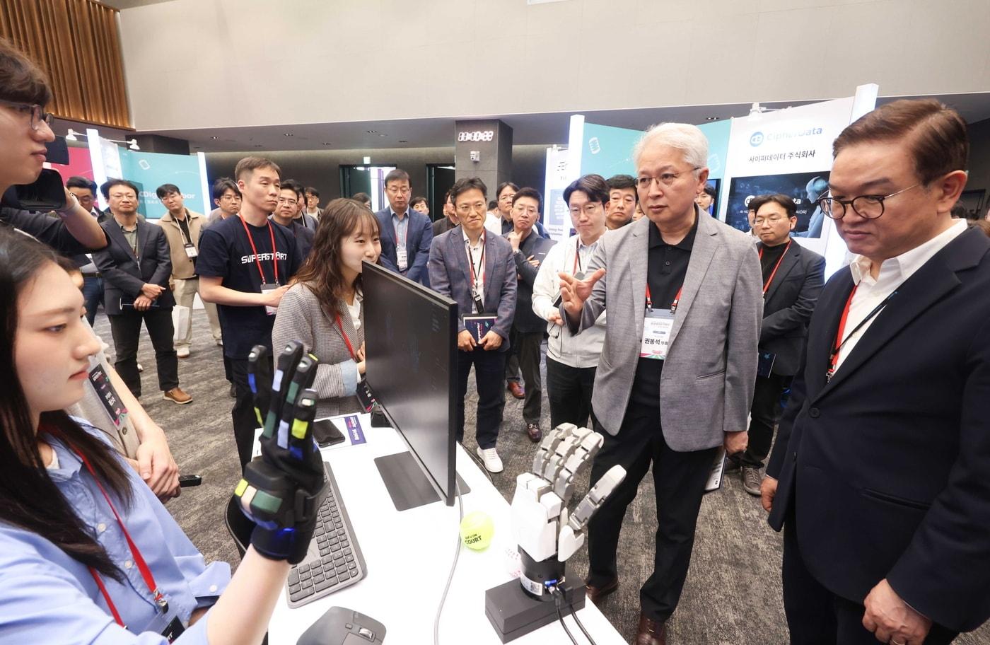 본문 이미지 - 권봉석 (주)LG COO(맨오른쪽에서 두번째)와 정수헌 LG사이언스파크 대표(맨오른쪽에서 첫번째)가 '슈퍼스타트 데이 2026'에서 스타트업의 기술 시연을 살펴보고 있다.