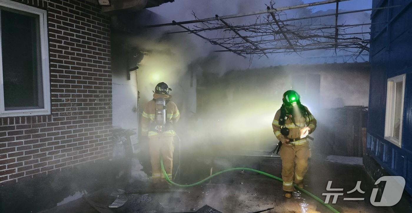 본문 이미지 - 23일 오전 4시 54분쯤 경북 성주군 금수강산면의 단독주택에서 불이 나 소방대원들이 진화하고 있다.(경북소방본부 제공. 재판매 및 DB 금지)2026.4.23/뉴스1