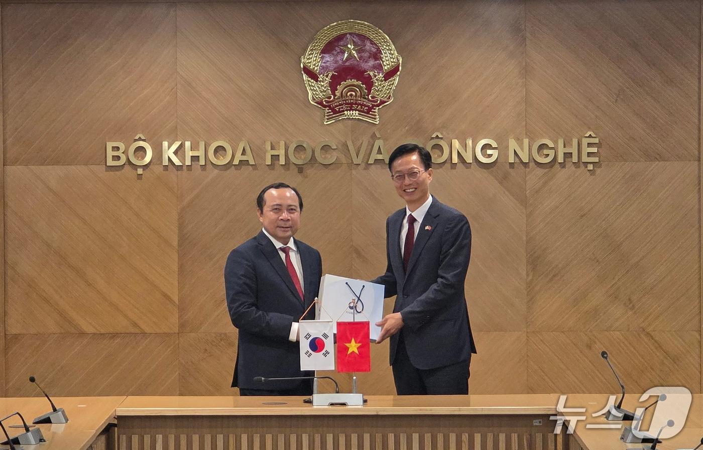 본문 이미지 - 김용선 지식재산처장(오른쪽)과 부 하이 꾸언 베트남 과학기술부 장관이 지식재산 장관급 회담을 마친 후 기념촬영을 하고 있다. (지식재산처 제공.재판매 및 DB금지)/뉴스1