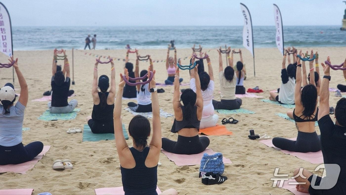 본문 이미지 - 2025년 부산 해양치유 프로그램 '선셋 필라테스' 운영 모습.(부산관광공사 제공. 재판매 및 DB금지)