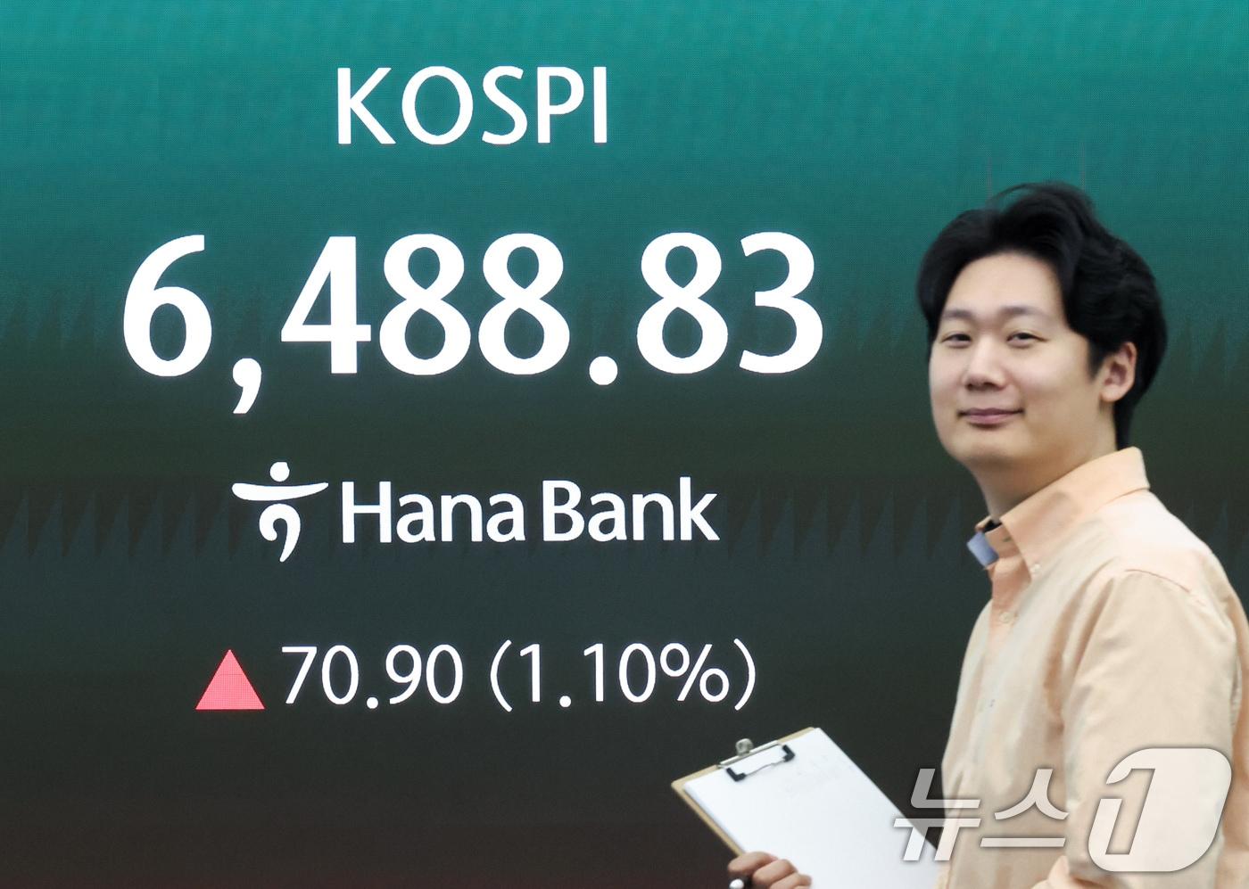 본문 이미지 - 코스피가 연일 최고치를 경신하며 상승 출발한 23일 오전 서울 중구 하나은행 딜링룸 전광판에 코스피 지수가 표시되고 있다. 이날 코스피는 전 거래일 대비 70.90포인트(1.10%) 상승한 6488.83에 개장했다. 2026.4.23 ⓒ 뉴스1 임지훈 인턴기자