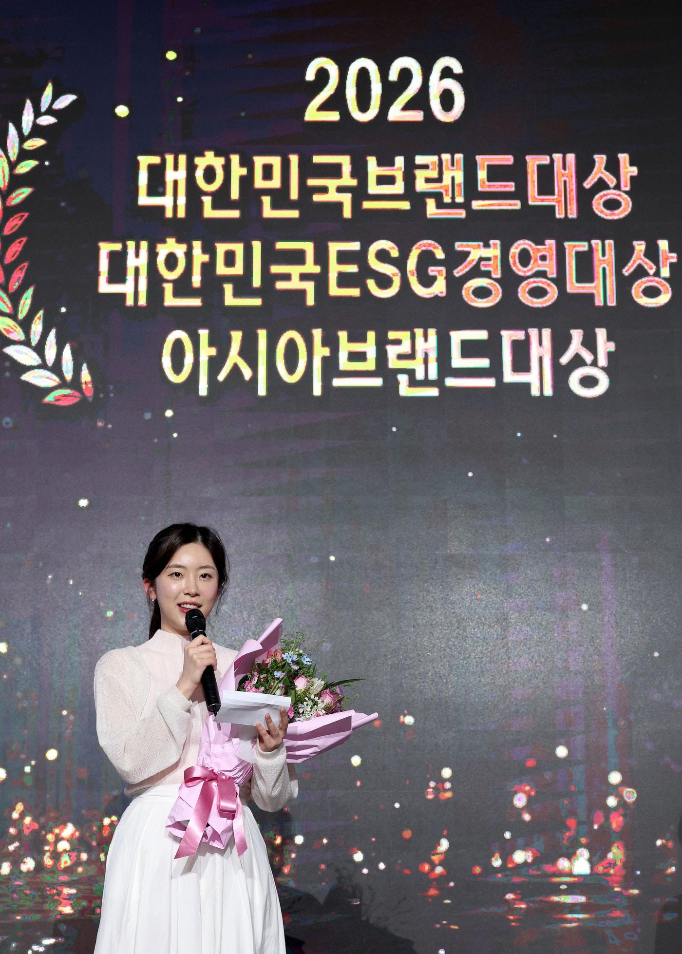 본문 이미지 - 프로당구가 스포츠종목 최초 대한민국 브랜드대상을 수상했다. LPBA 선수 정수빈이 수상자로 함께 해 수상 소감을 전하고 있다.(PBA 제공)  