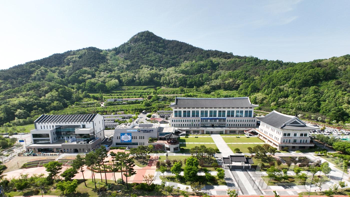 본문 이미지 - 경북교육청은 23일 2026년도 지방공무원 제1회 신규임용시험 응시원서 접수 결과 평균 경쟁률이 5.9대 1로 집계됐다.사진은 경북교육청 전경 ⓒ 뉴스1 김대벽기자