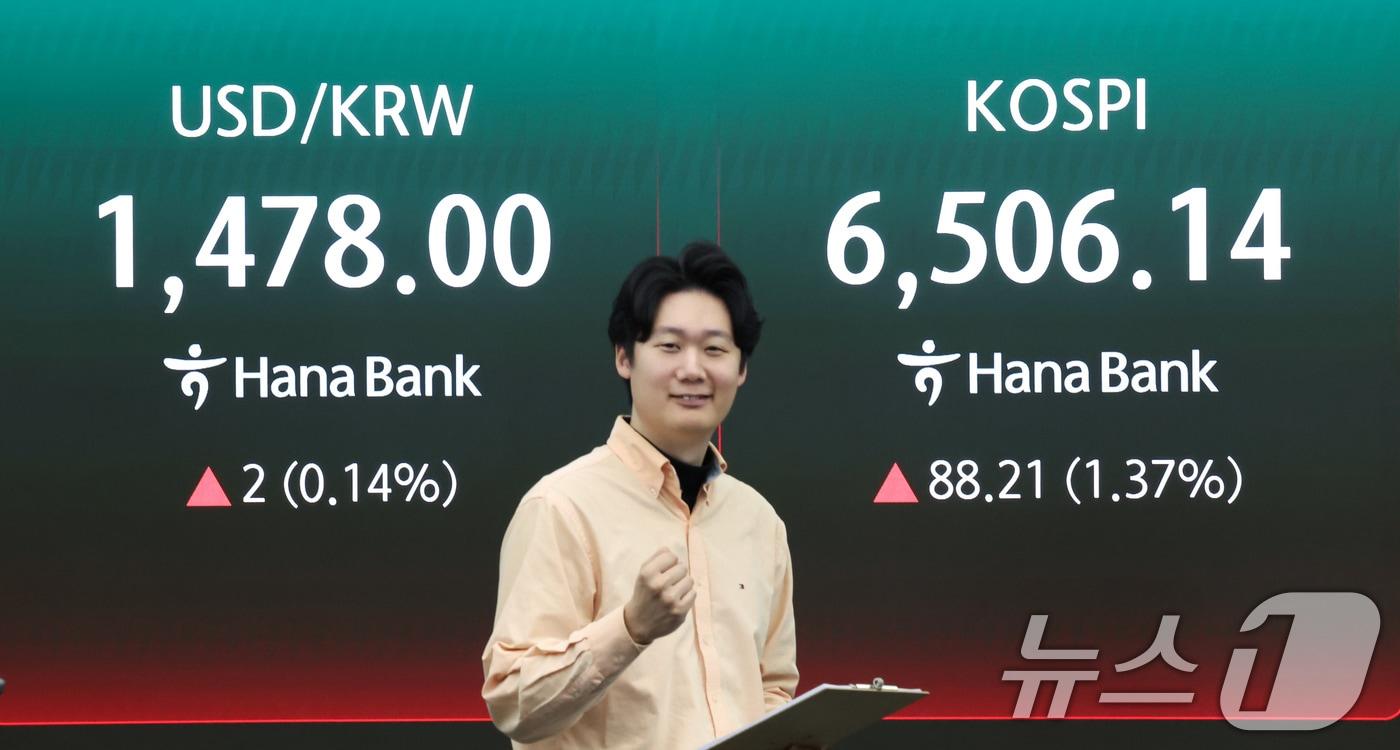 본문 이미지 - 코스피가 연일 최고치를 경신하며 상승 출발한 23일 오전 서울 중구 하나은행 딜링룸에 원·달러 환율, 코스피 지수가 표시되고 있다. 이날 코스피는 전 거래일 대비 70.90포인트(1.10%) 상승한 6488.83에, 원·달러 환율은 2.0원 오른 1478.0원에 출발했다. 2026.4.23 ⓒ 뉴스1 임지훈 인턴기자