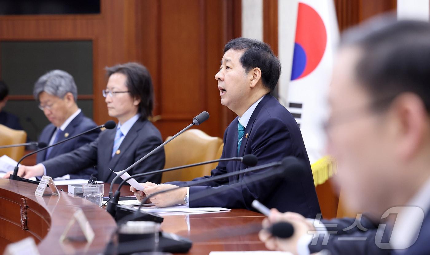 본문 이미지 - 구윤철 경제부총리 겸 재정경제부 장관이 23일 서울 종로구 정부서울청사에서 열린 민생물가 특별관리 관계장관 TF 회의에서 모두발언을 하고 있다. 2026.4.23 ⓒ 뉴스1 김성진 기자