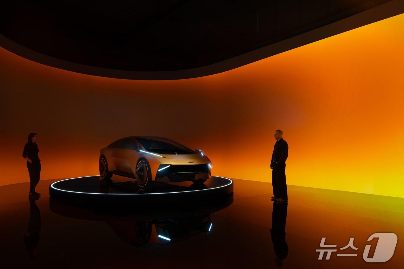 본문 이미지 - 기아가 20일(현지시각)이탈리아 밀라노에서 개막한 국제 디자인·가구 박람회 '2026 밀라노 디자인 위크'에서 선보인 전기차(EV) 콘셉트카 '비전 메타 투리스모'의 모습(기아 제공). 2026.4.23.