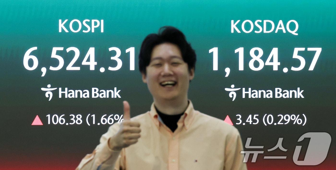 본문 이미지 - 코스피가 연일 최고치를 경신하며 상승 출발한 23일 오전 서울 중구 하나은행 딜링룸 전광판에 코스피와 코스닥 지수가 표시되고 있다.  2026.4.23 ⓒ 뉴스1 임지훈 인턴기자