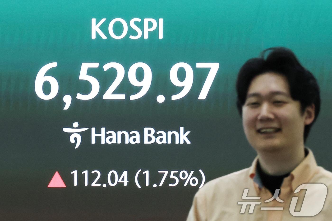 본문 이미지 - 코스피가 연일 최고치를 경신하며 상승 출발한 23일 오전 서울 중구 하나은행 딜링룸 전광판에 코스피 지수가 표시되고 있다. 이날 코스피는 전 거래일 대비 70.90포인트(1.10%) 상승한 6488.83에 개장했다. 2026.4.23 ⓒ 뉴스1 임지훈 인턴기자