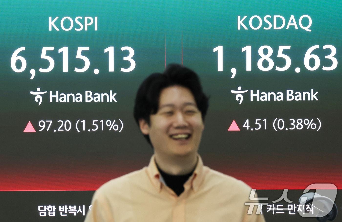 본문 이미지 - 코스피가 연일 최고치를 경신하며 상승 출발한 23일 오전 서울 중구 하나은행 딜링룸 전광판에 코스피와 코스닥 지수가 표시되고 있다. 이날 코스피는 전 거래일 대비 70.90포인트(1.10%) 상승한 6488.83에, 코스닥은 7.98포인트(0.68%) 상승한 1189.1로 개장했다. 2026.4.23 ⓒ 뉴스1 임지훈 인턴기자