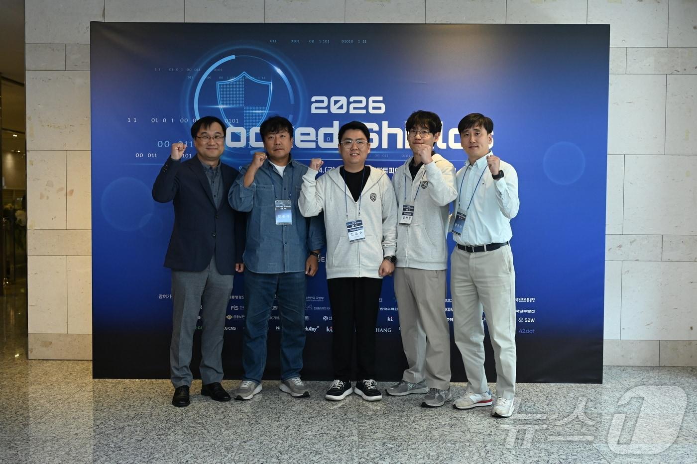 본문 이미지 - KT클라우드는 NATO 국제 사이버 방어훈련 '락드쉴즈 2026'에 한국 대표팀 일원으로 참가했다고 23일 밝혔다. 사진은 강영익 KT클라우드 상무(CISO·왼쪽 첫 번째) 등 참가자들이 기념촬영을 하는 모습. 2026.04.23 ⓒ 뉴스1 (KT클라우드 제공)