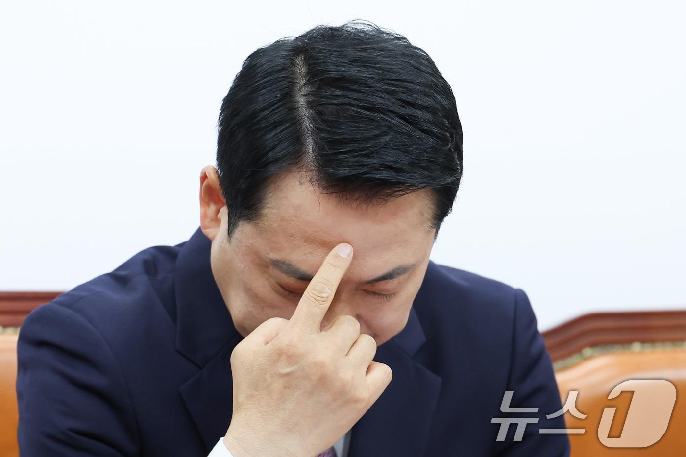 본문 이미지 - 장동혁 국민의힘 대표가 23일 서울 여의도 국회에서 열린 최고위원회의에서 생각에 잠겨 있다. 2026.4.23 ⓒ 뉴스1 신웅수 기자