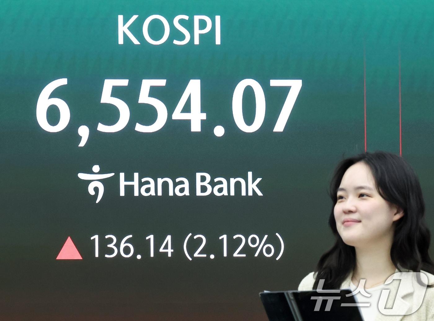 본문 이미지 - 코스피가 장중 6500선을 넘은 23일 오전 서울 중구 하나은행 딜링룸 전광판에 코스피 지수가 표시되고 있다. 2026.4.23 ⓒ 뉴스1 임지훈 인턴기자