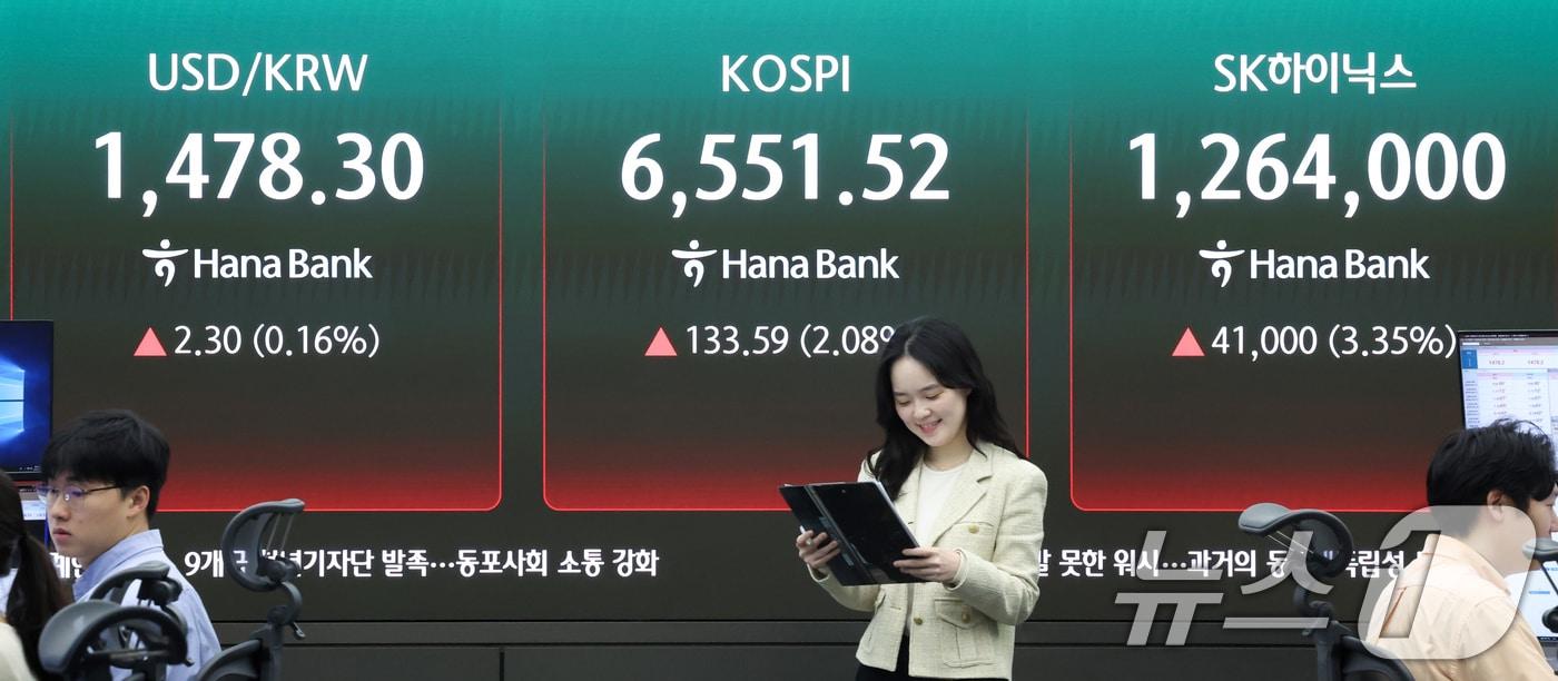 본문 이미지 - 코스피가 장중 6550선을 넘은 23일 오전 서울 중구 하나은행 딜링룸 전광판에 코스피 지수와 SK하이닉스 주가가 표시되고 있다. 2026.4.23 ⓒ 뉴스1 임지훈 인턴기자