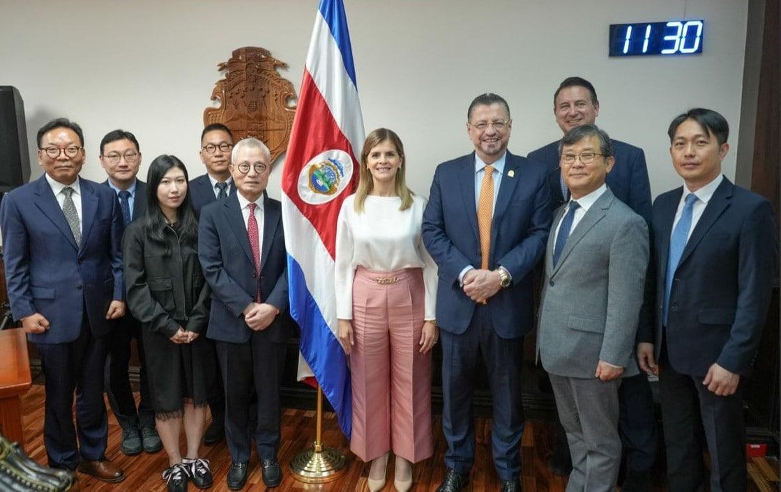 본문 이미지 - 김웅기 회장(왼쪽 다섯번 째)을 포함해 코스타리카를 찾은 글로벌세아그룹 임직원들 (글로벌세아 제공)