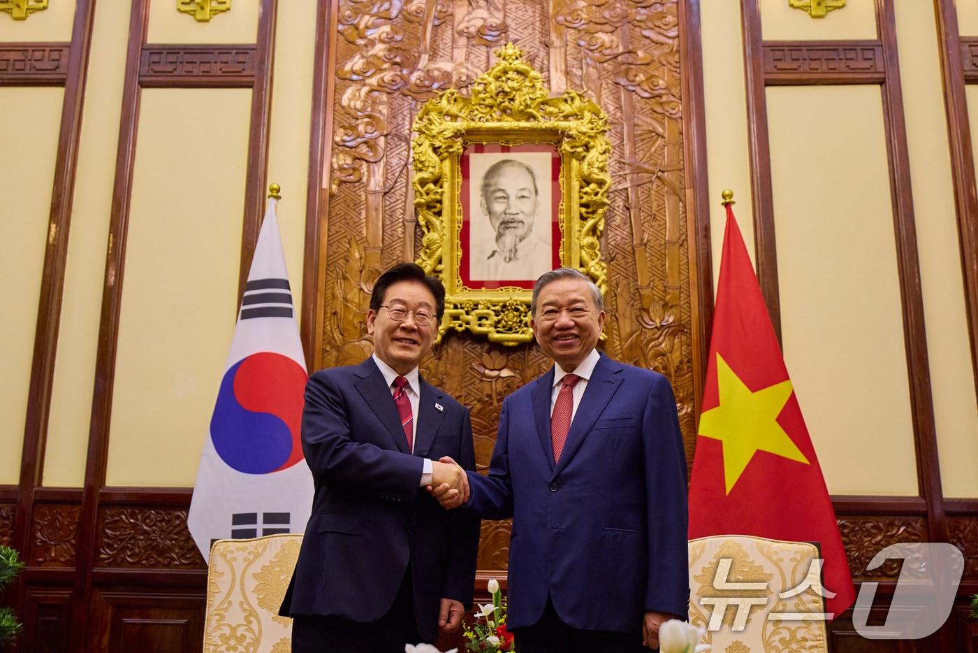 본문 이미지 - 이재명 대통령과 또 럼 베트남 당 서기장 겸 국가주석이 22일(현지 시간) 하노이 주석궁에서 소인수 정상회담 기념촬영을 하고 있다. (공동취재) 2026.4.23 ⓒ 뉴스1 이재명 기자
