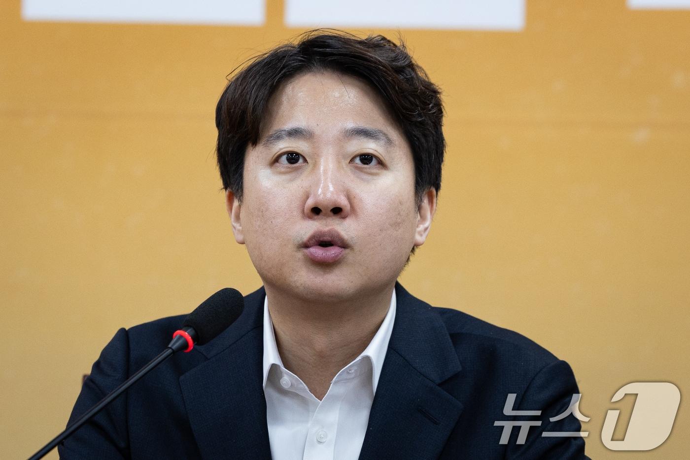 본문 이미지 - 이준석 개혁신당 대표가 23일 서울 여의도 국회에서 열린 최고위원회의에서 모두 발언을 하고 있다. 2026.4.23 ⓒ 뉴스1 유승관 기자