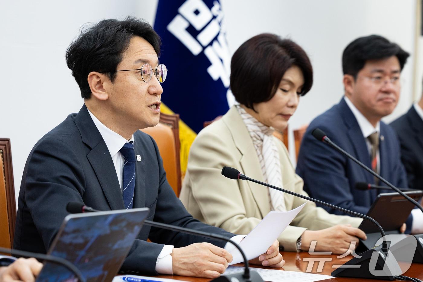 본문 이미지 - 천준호 더불어민주당 원내대표 직무대행이 23일 서울 여의도 국회에서 열린 최고위원회의에서 모두발언을 하고 있다. 2026.4.23 ⓒ 뉴스1 유승관 기자